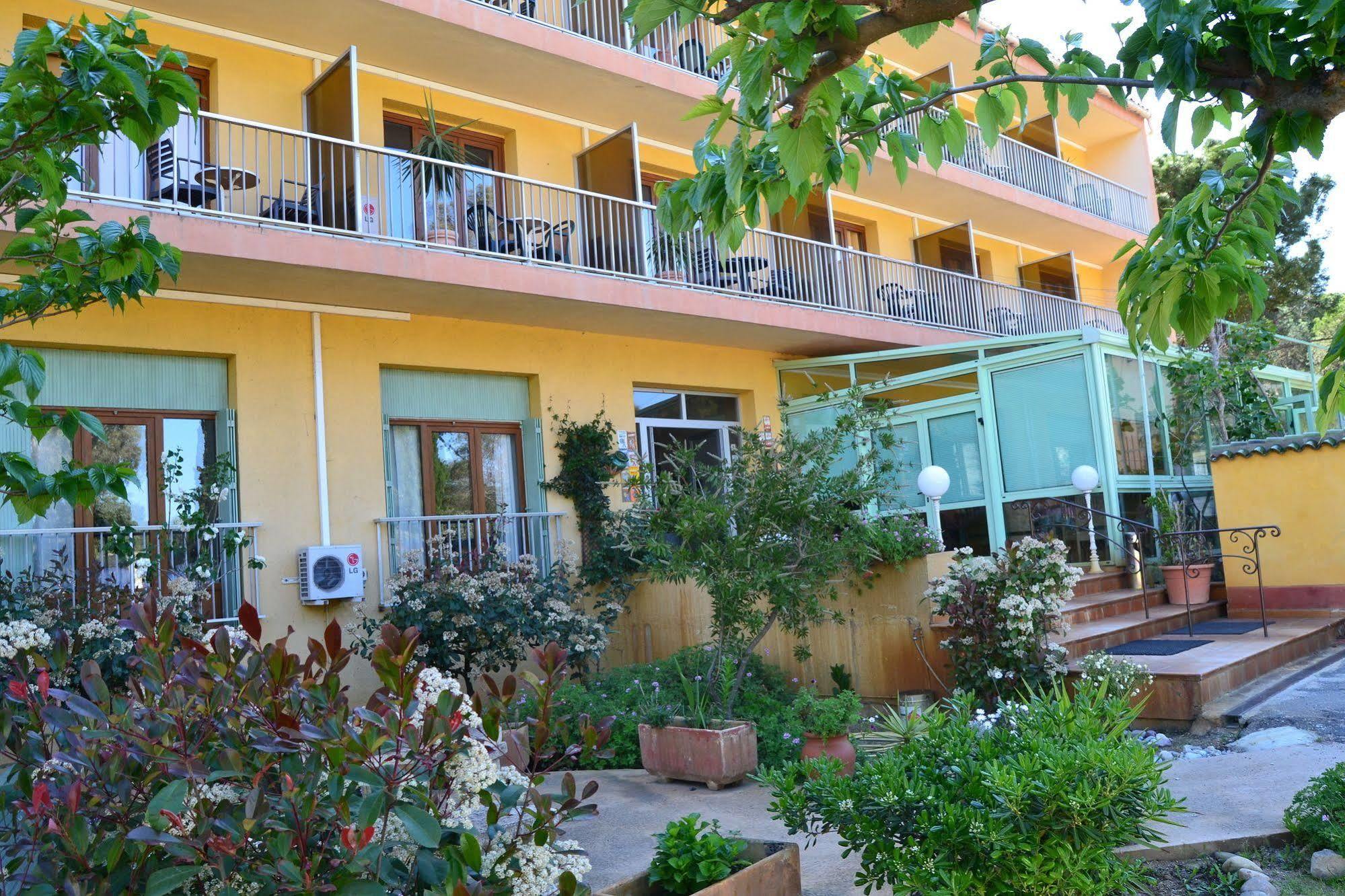 Hotel Cyrnea カルヴィ エクステリア 写真