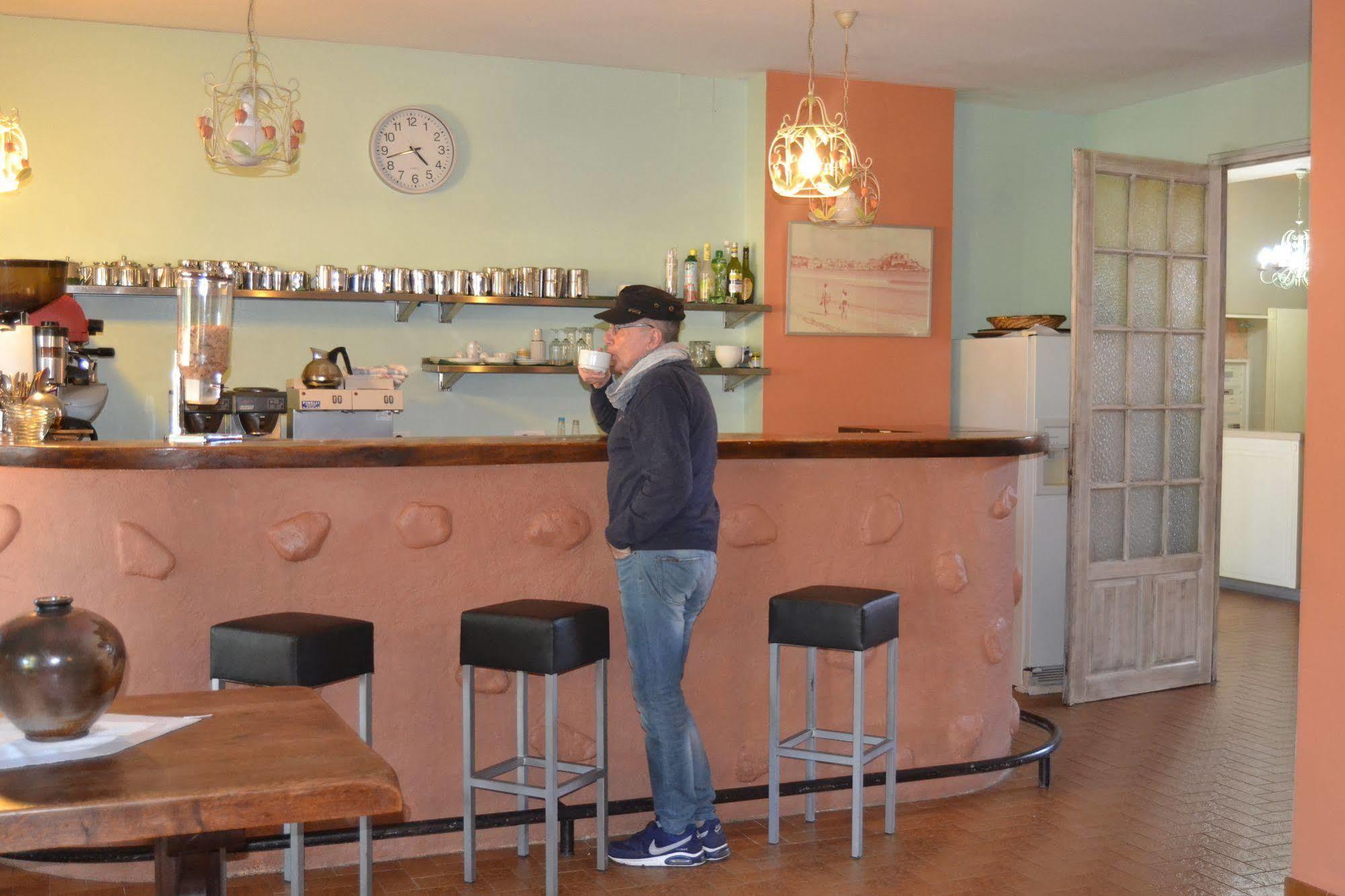 Hotel Cyrnea カルヴィ エクステリア 写真
