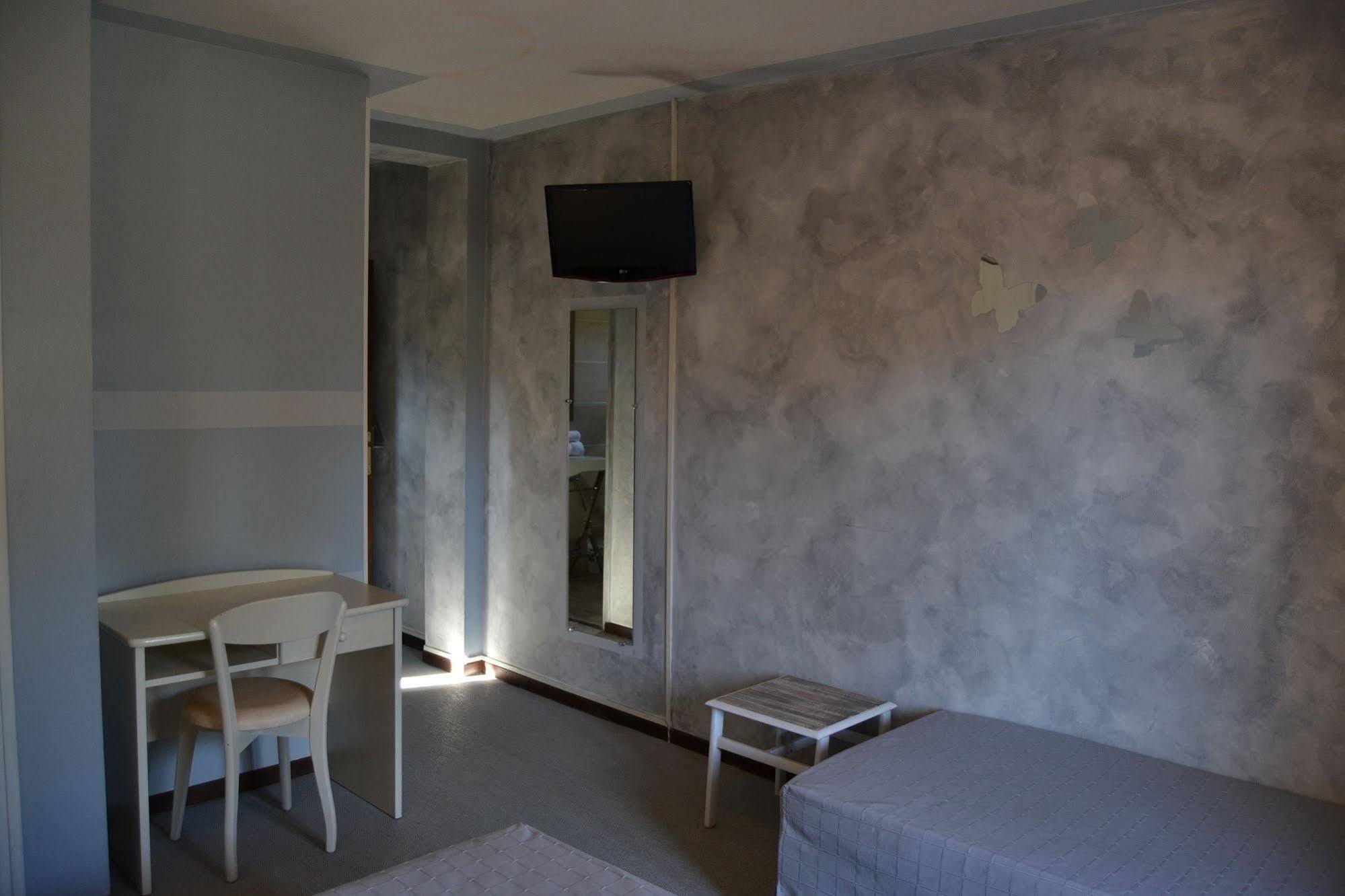 Hotel Cyrnea カルヴィ エクステリア 写真