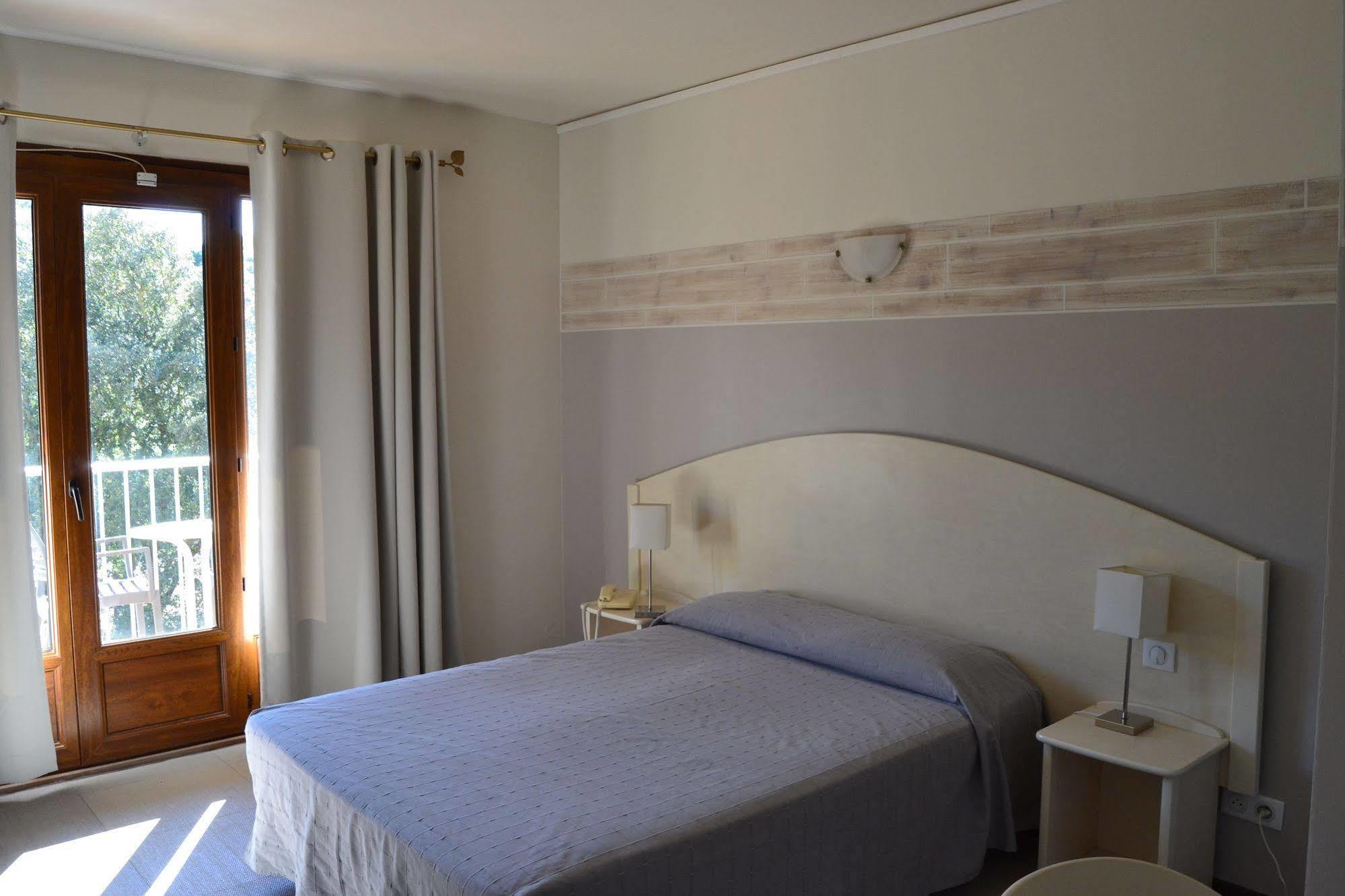 Hotel Cyrnea カルヴィ エクステリア 写真