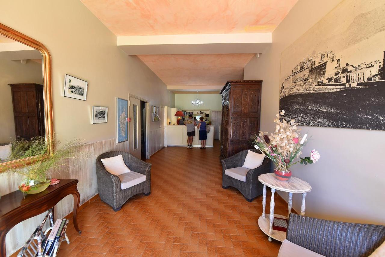 Hotel Cyrnea カルヴィ エクステリア 写真