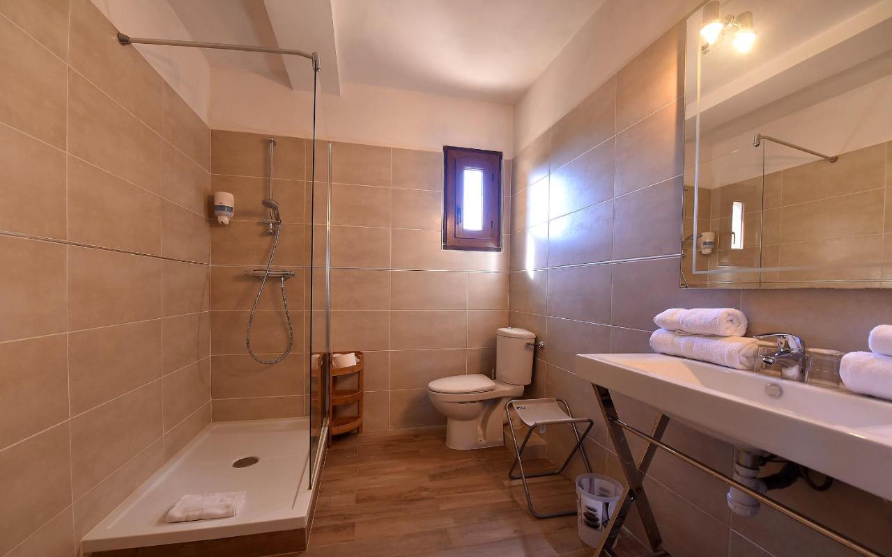 Hotel Cyrnea カルヴィ エクステリア 写真